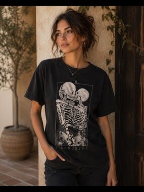 Threadless Lamoureux Skelton Kissing Black Crewneck Tee Vtg  Honduras